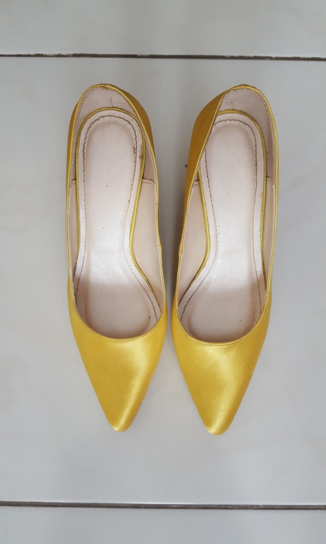 golden yellow pumps