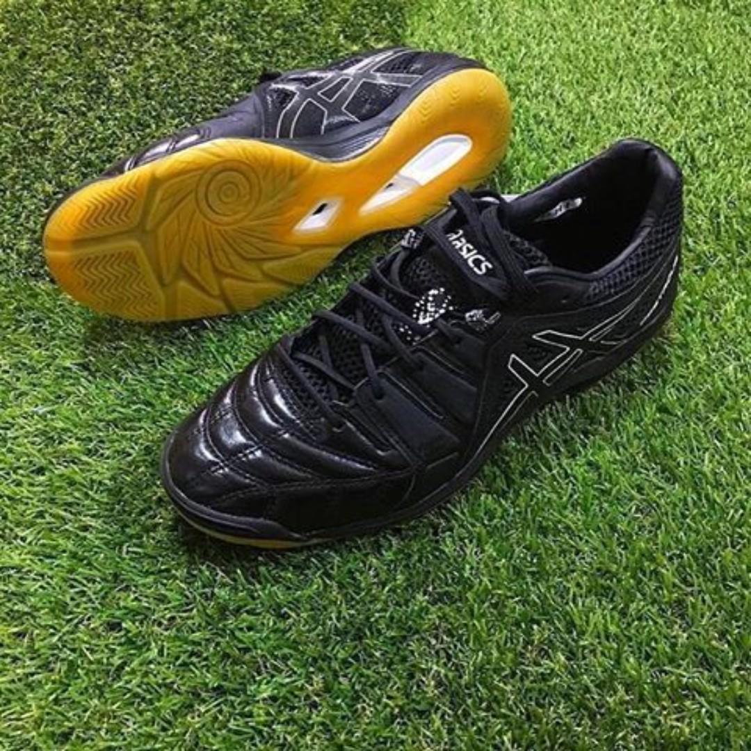 Blackout asics outlet