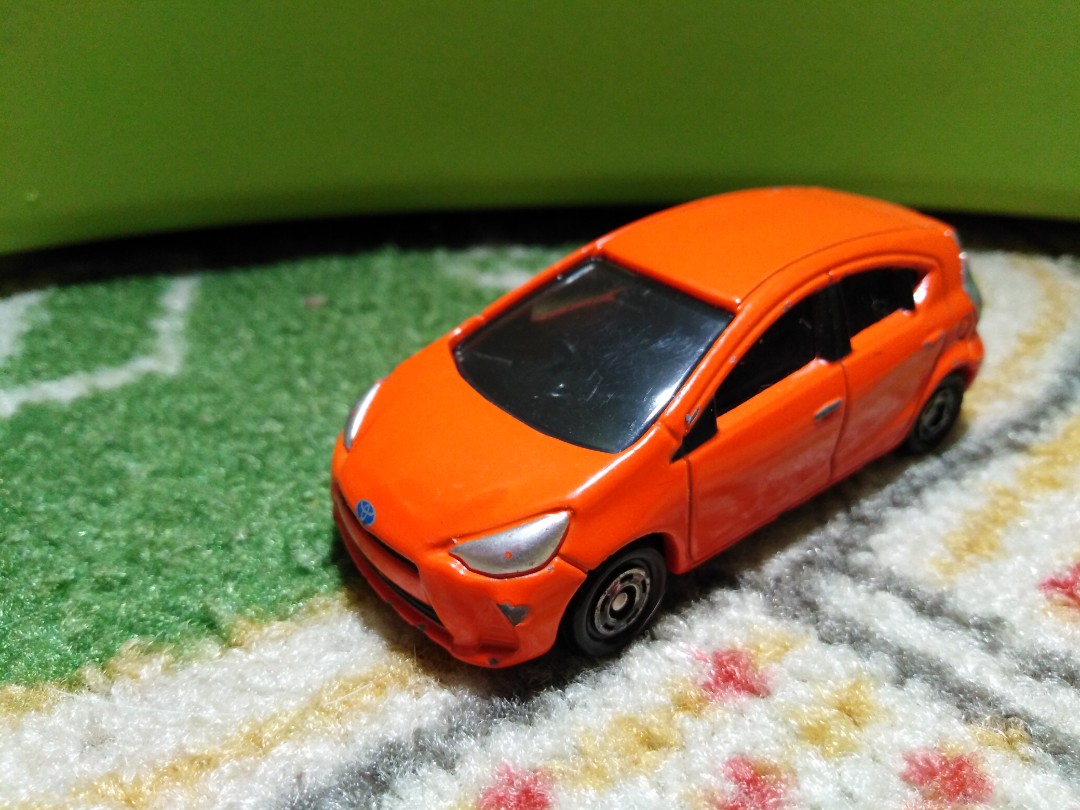 tomica toyota aqua