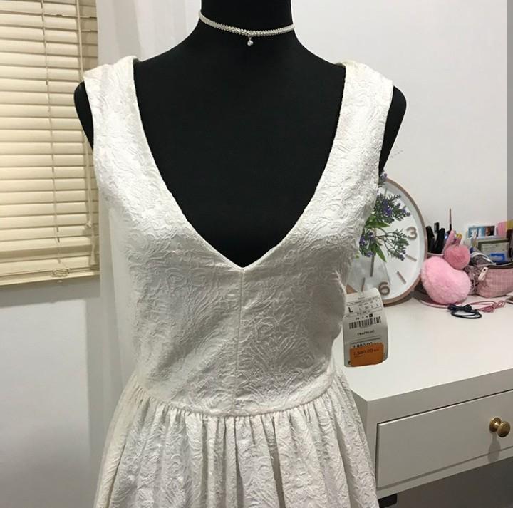 Zara V neck Lace Dress (Category: Dresses) located in Manila. Submitted by shopinessph (Listing ID 188511920, Image 2). Description: Brand New with Price tag! Original Store Sale price: Php 1590.