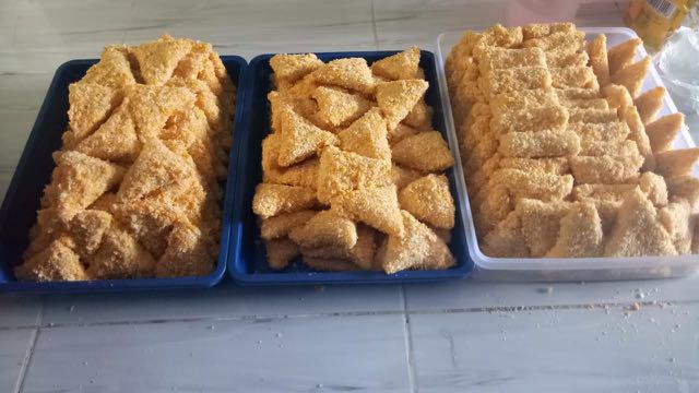 Chicken Risoles (Category: Chilled & Frozen Food) located in Singapore. Submitted by tiktiks (Listing ID 188613704, Image 2). Description: Need Snack ? Must try ... Indonesian Risol with chicken and veggie filling .. Halal from muslim kitchen Feel free to Dm for more info .