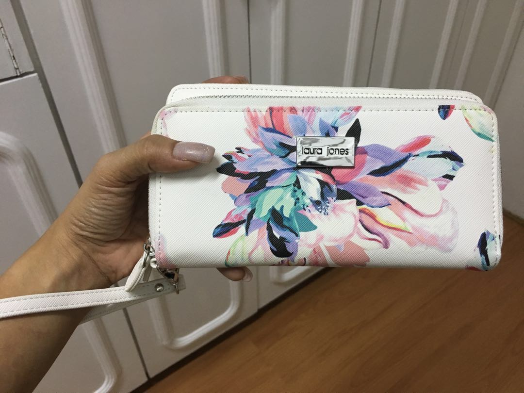 laura jones wallet