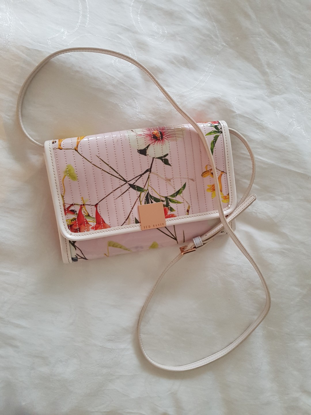 Ted Baker floral print Sling Bag, Women's Fashion, Bags & Wallets,  Cross-body Bags on Carousell
