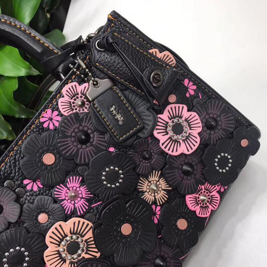 COACH Tea Rose Applique Rogue Bag 25 Chalk One Size : : Clothing &  Accessories