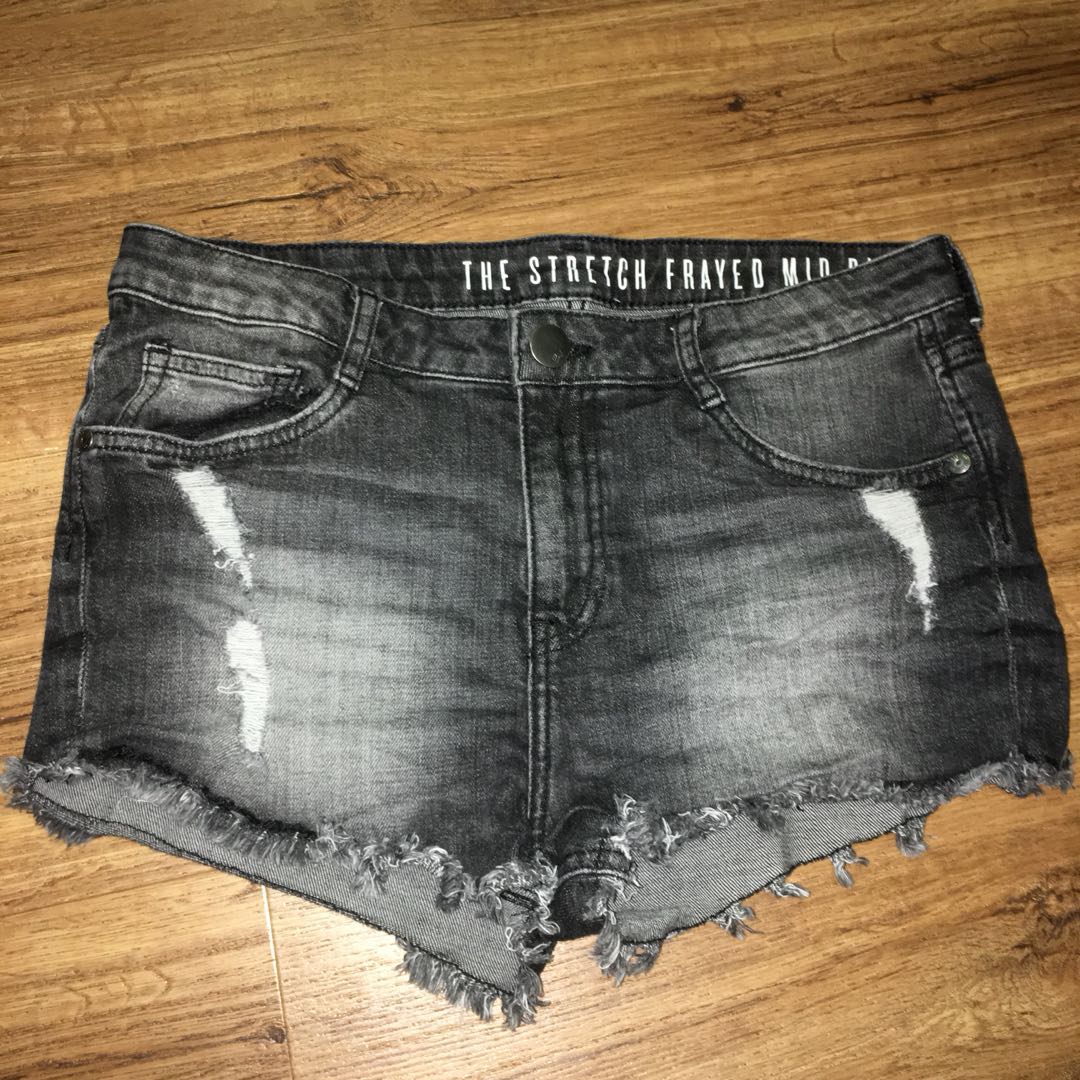 the frayed mid rise shorts