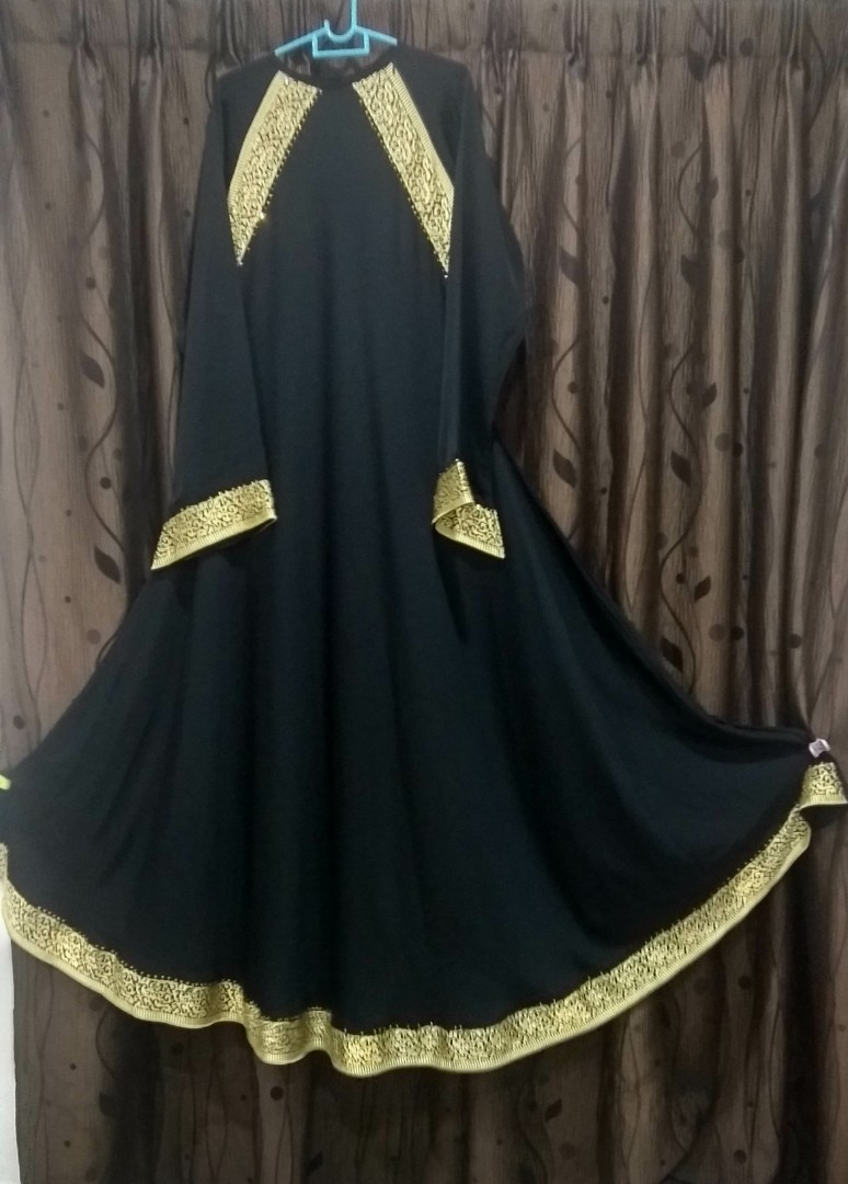 dress hitam gold