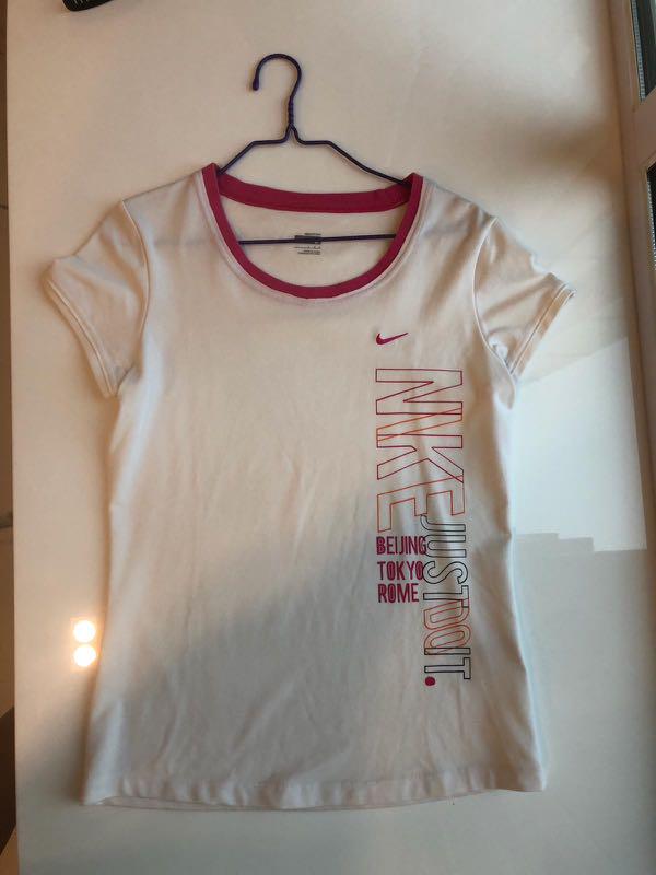 Nike tee （分類：T-shirt）位於 Hong Kong。 由 fre_sells 提交（商品編號 188973821，圖片 1）。簡介： 。