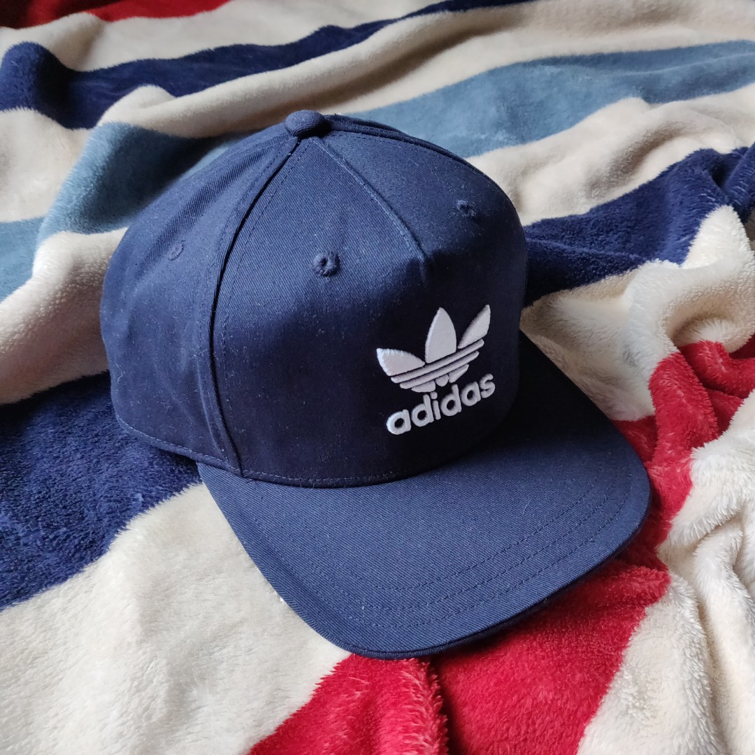 suppe Utrolig Snazzy BRAND NEW NAVY BLUE ADIDAS ORIGINALS CAP, Men's Fashion, Watches &  Accessories, Caps & Hats on Carousell