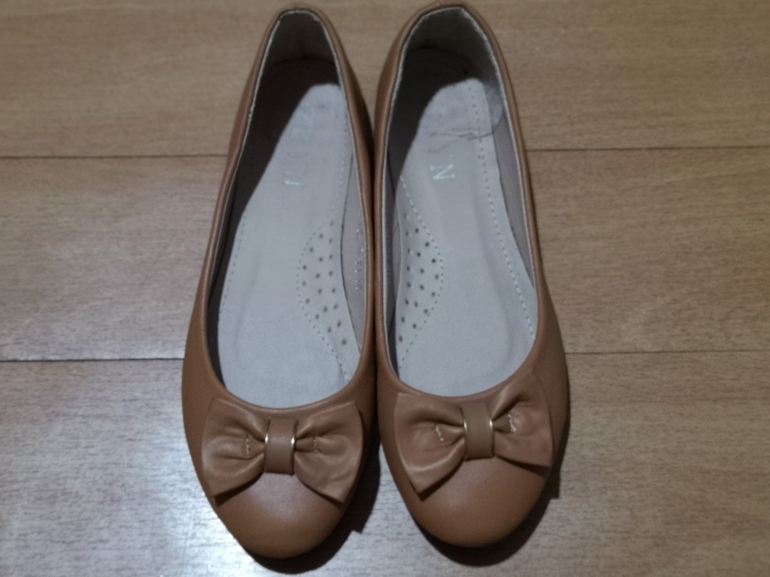 Cutie apricot color shoes, Women's Fashion, Footwear, Flats & Sandals