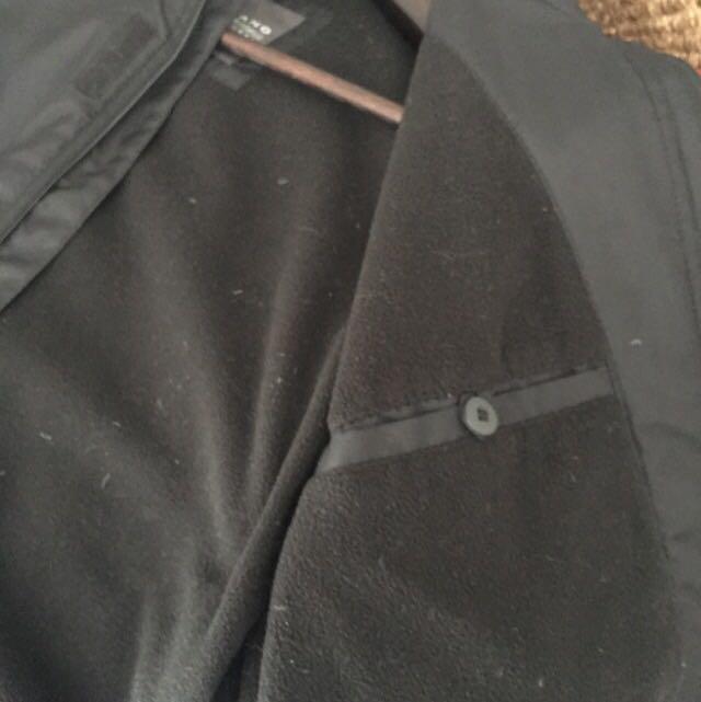 Men’s jacket (Category: Coats, Jackets and Outerwear) located in Pasig City. Submitted by carouselitems (Listing ID 189197376, Image 2). Description: .