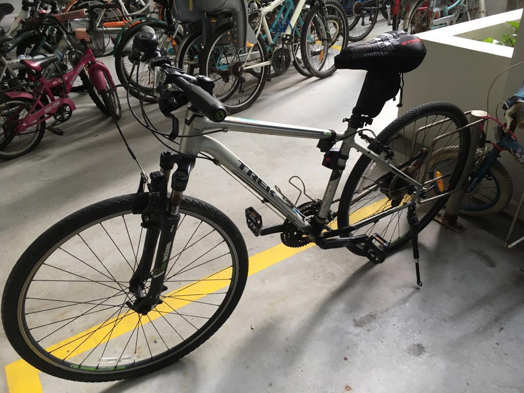 Trek hybrid 8.2DS, Sports Equipment 