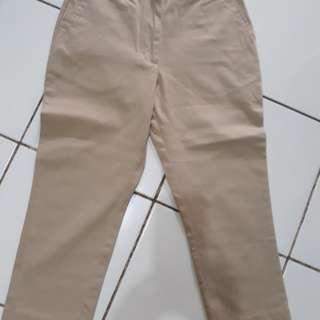 Celana 7/8 warna khaki merk geela.