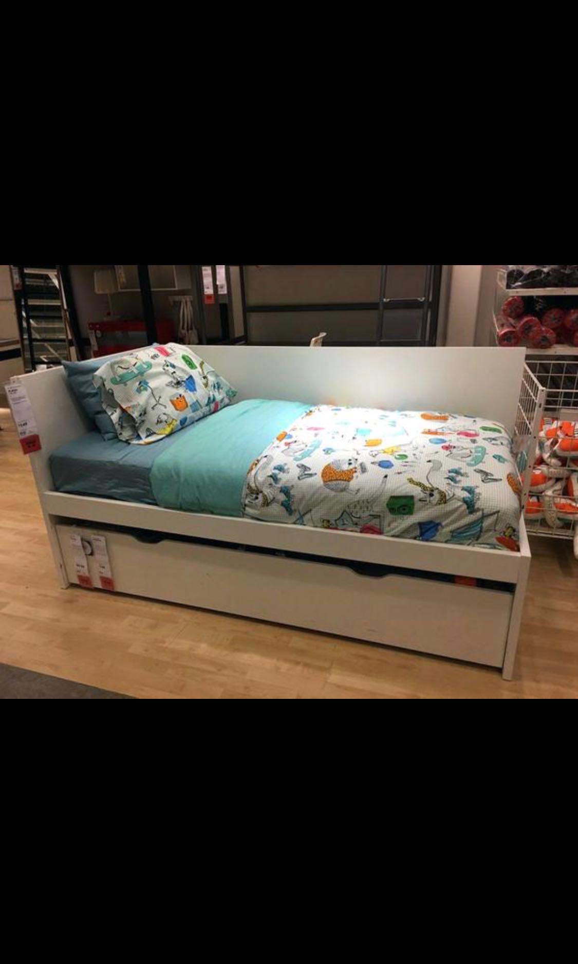 Bed Frame （分類：床架及床褥）位於 Hong Kong。 由 jonathanhkhk 提交（商品編號 171531933，圖片 3）。簡介： Only bed frame , no mattresses included Can maybe provide one mattress if still available 。