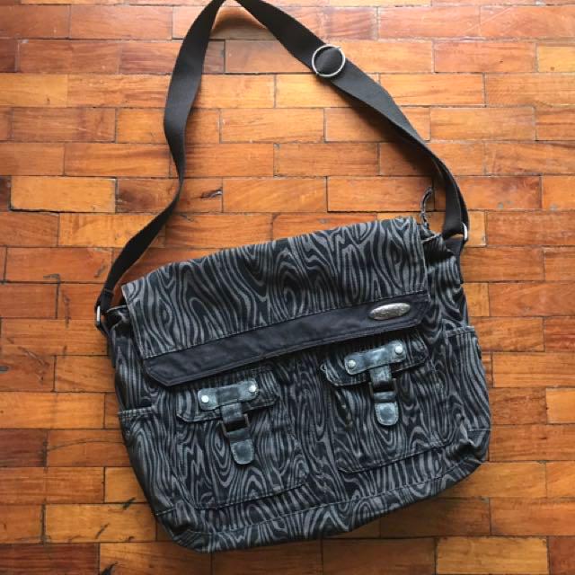 dakine laptop messenger bag