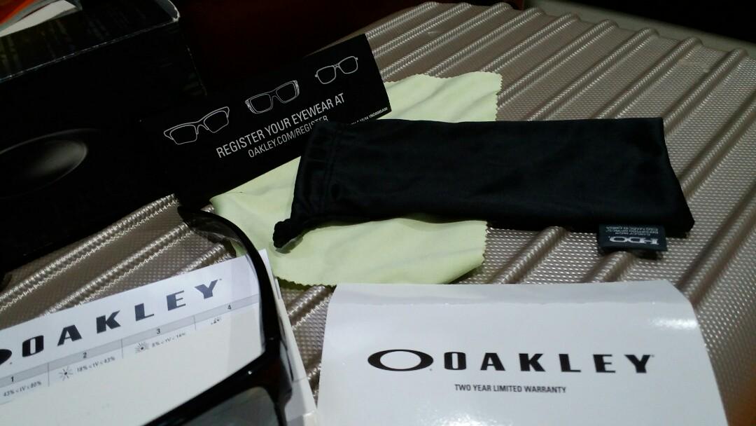 Oakley TWOFACE Polarized Full Set Warranty Card, Men's Fashion, Watches