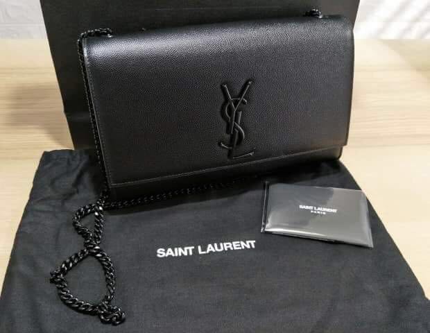 kate medium in grain de poudre embossed leather