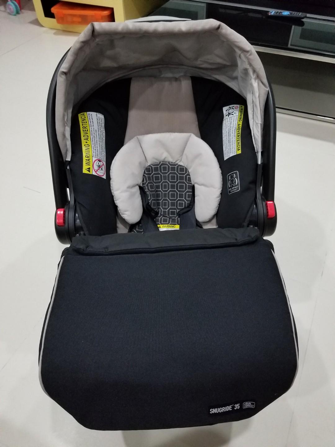 Graco Click Connect car seat with base, Babies & Kids, Going Out, Car