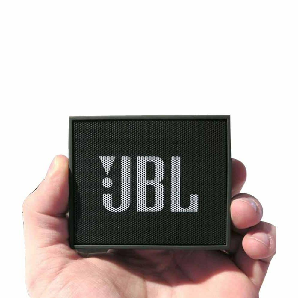 Jbl go оригинал. JBL go. JBL go 1. Колонка JBL маленькая квадратная. JBL go в руке.