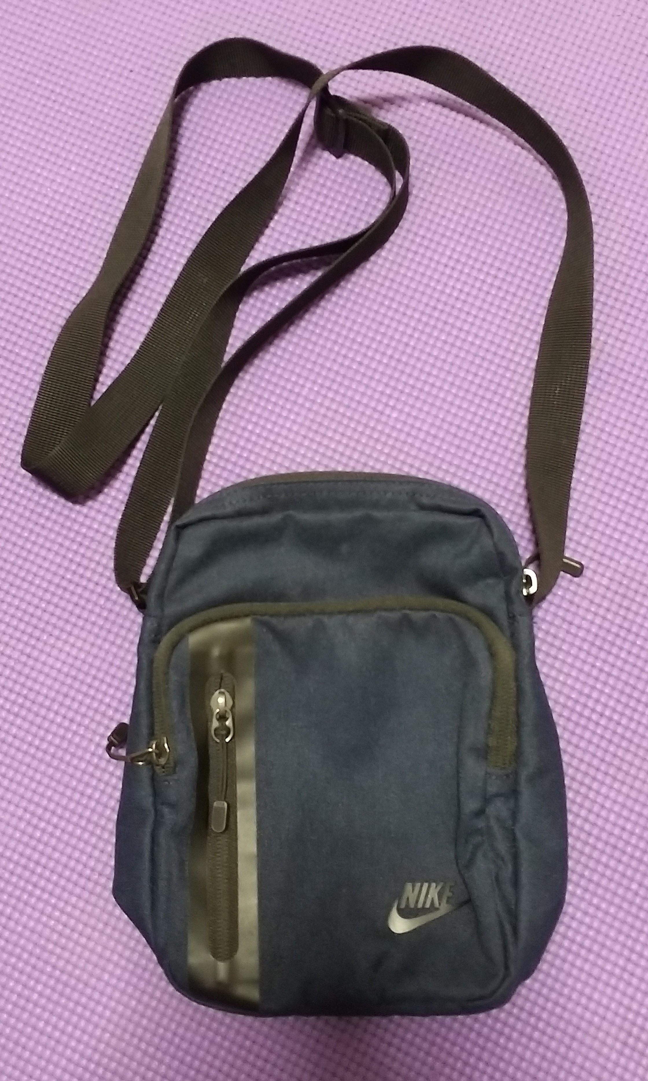 Nike Sling bag Men s Fashion Bags Sling Bags on Carousell