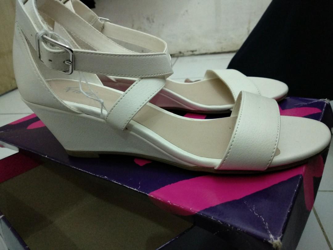 Wedges Fioni Payless, Fesyen Wanita 