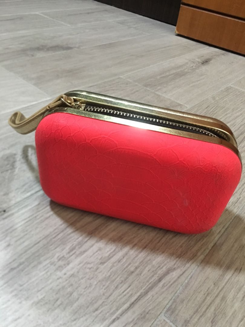 Red on sale clutch aldo