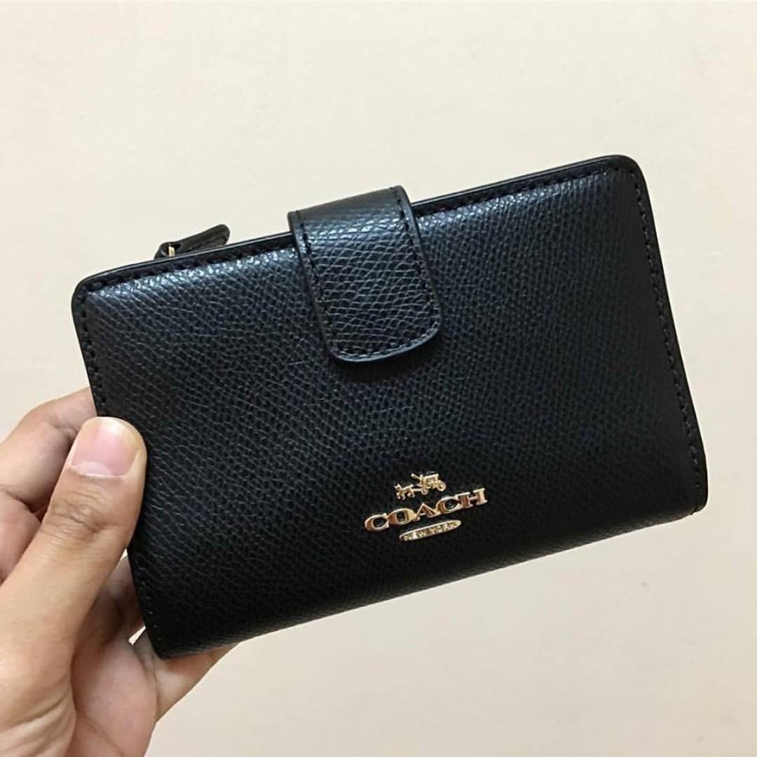 Coach Medium Corner Zip Wallet, Women's Fashion, Bags & Wallets, Wallets &  Card holders on Carousell