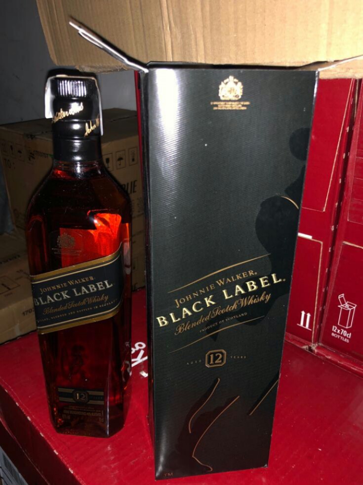 Johnnie walker Black label 700ml, Makanan & Minuman, Minuman ...