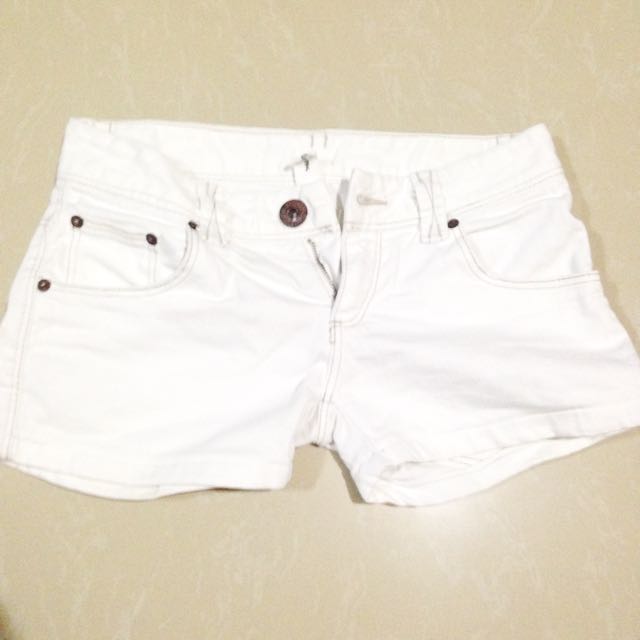 white maong shorts