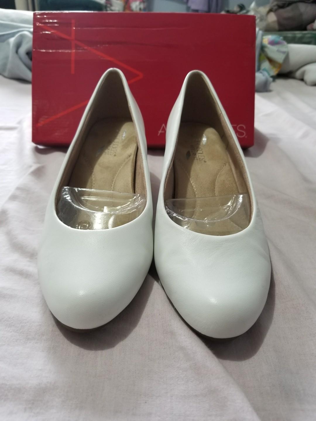 Aerosoles Shore Thing white pumps (Category: Sneakers) located in Quezon City. Submitted by redfullmoon (Listing ID 189941720, Image 3). Description: Selling my Aerosoles Shore Thing white pumps. Excellent brand new condition. RFS - too big. Size is officially US 9 but fits US 9.5 better since this is wide fit. Used only once for a couple of hours, office use only. Made from real leather. Very comfortable for the feet but maluwag for me :( Great 