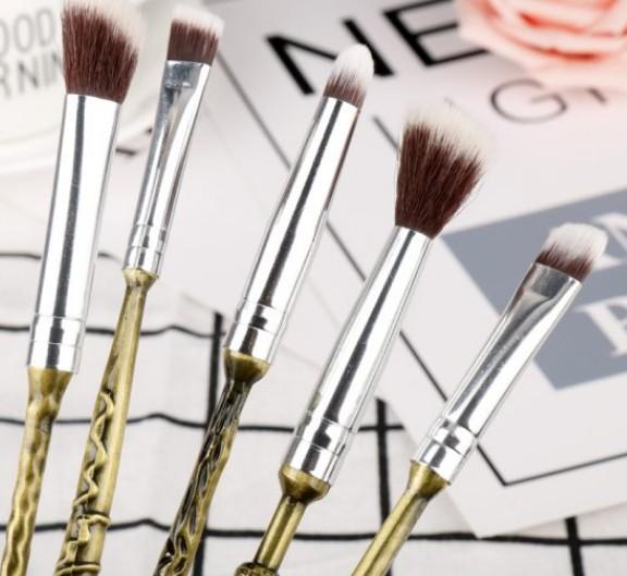 Harry Potter Brush Wizard Wand Make-up Brush Set (Category: Makeup) located in Las Pinas. Submitted by jaziyah4 (Listing ID 189991466, Image 3). Description: Brand new Harry Potter Brush Wizard Wand Make-up Brush Set 5pcs. Specifications: Name: Harry Potter makeup brush Product Category: makeup brush sets Quantity: 5 pieces Bristle material: man-made fibers Brush handle material: metal Brush handle specifications: long pole Hair length: 2.5cm Tot