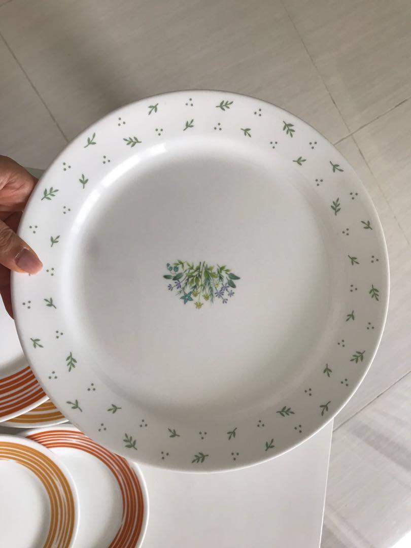 8 assiettes en poterie ocre - Arts de la table
