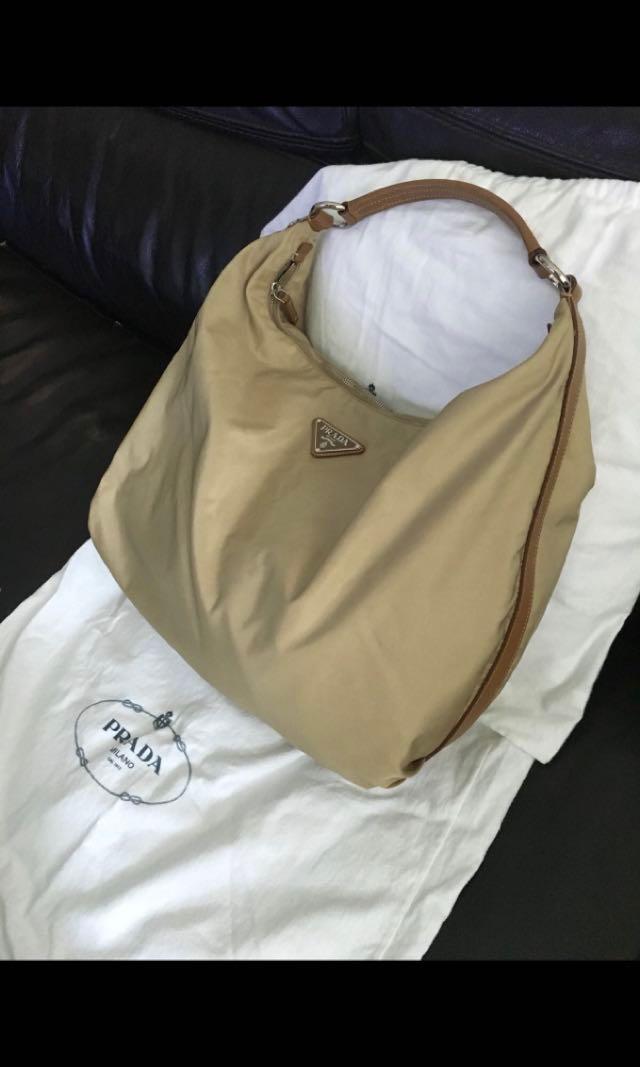 Prada （分類：手袋及銀包）位於 Hong Kong。 由 mingbyming 提交（商品編號 189965660，圖片 3）。簡介： 100% Authentic 卡其色 90% new 有保證咭，不連麈袋 size長40cm x 濶36cm 坑口地鐵站交收 。