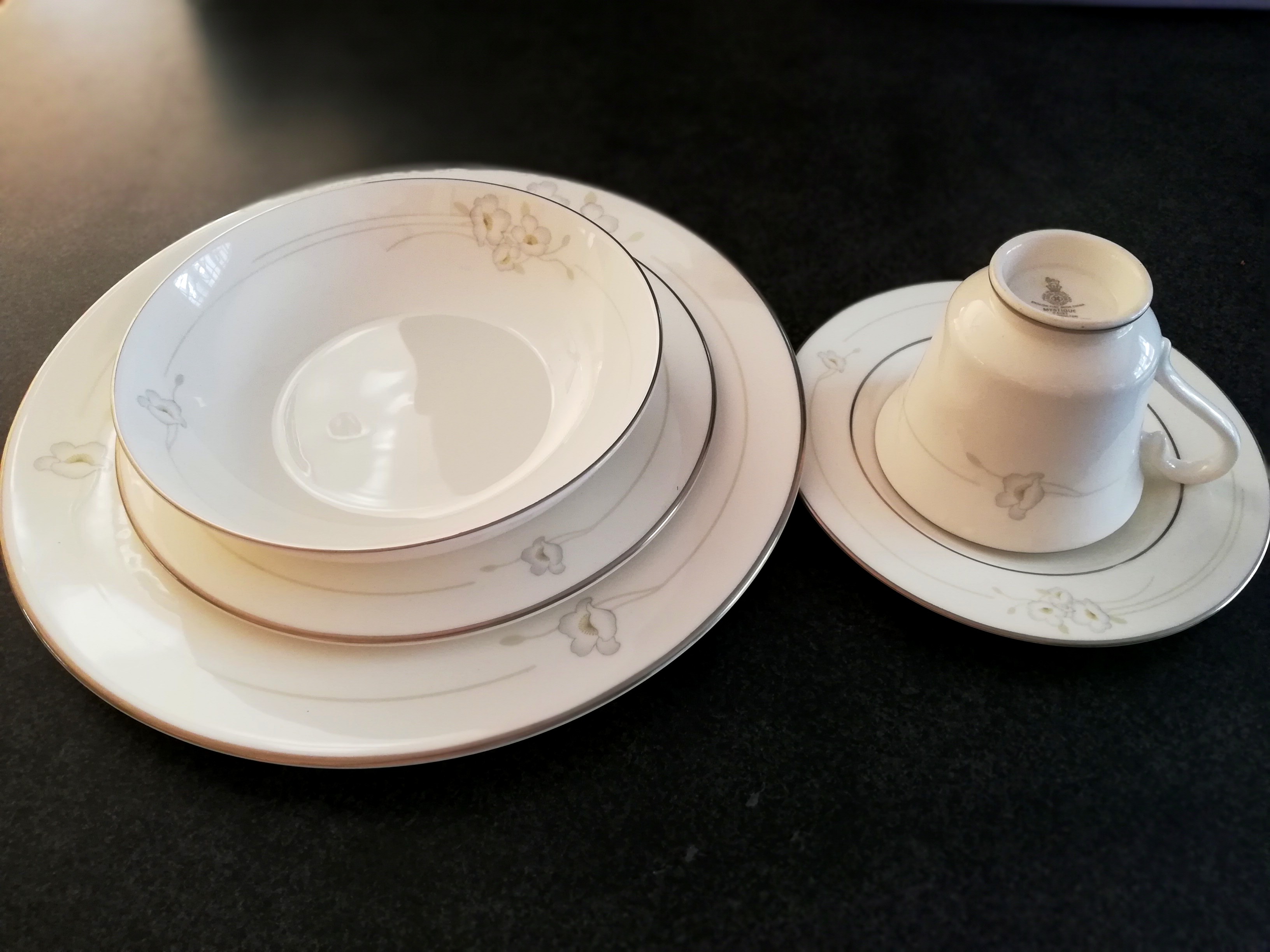 30pcs ROYAL DOULTON Mystique dinner and tea set bone china made in