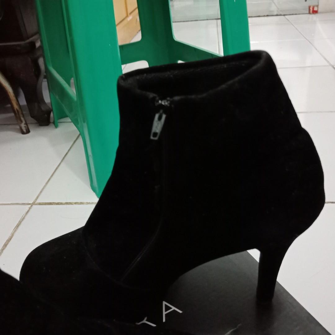 sepatu boots beludru hitam wanita cewek 