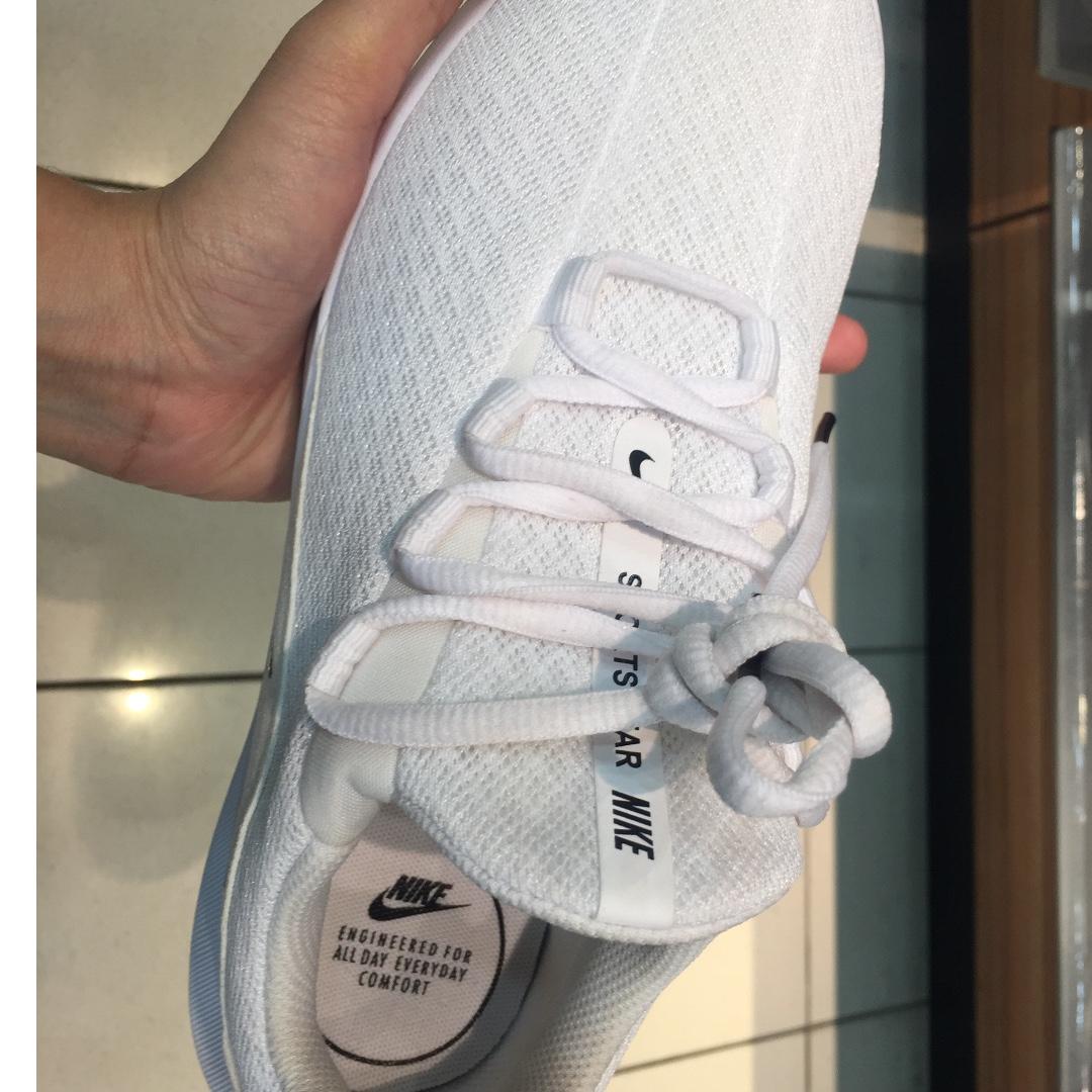 Nike viale all white store