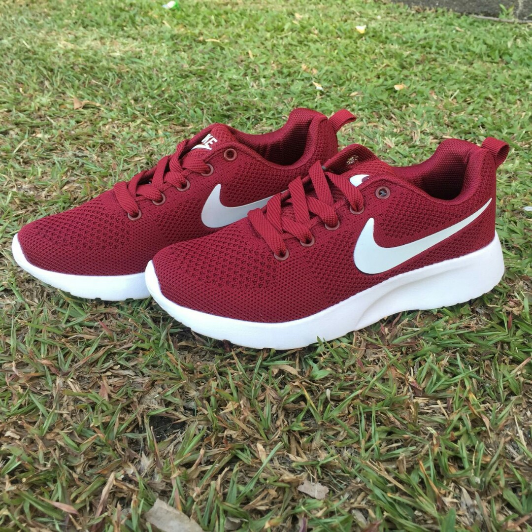 nike tanjun burgundy