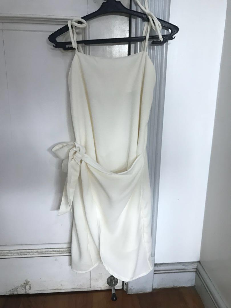 Wrap Dress (Category: Dresses) located in Paranaque City. Submitted by declutter0921 (Listing ID 187881945, Image 1). Description: Got as a gift but never used it. Disclaimer: second photo is not mine, just to show how the dress looks like.