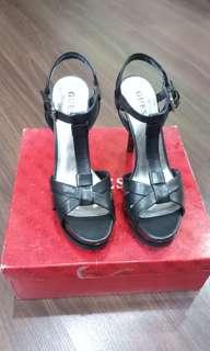 NEW Authentic GUESS high heels