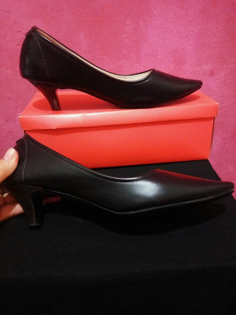 Heels Hitam Polos Fesyen Wanita Sepatu Di Carousell