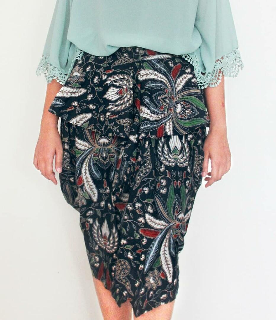 Kumi Batik Skirt Blue / Rok Kupu / Layered Ruffle Batik Skirt / Rok Batik Pesta Kondangan, Olshop Fashion, Olshop Wanita di Carousell