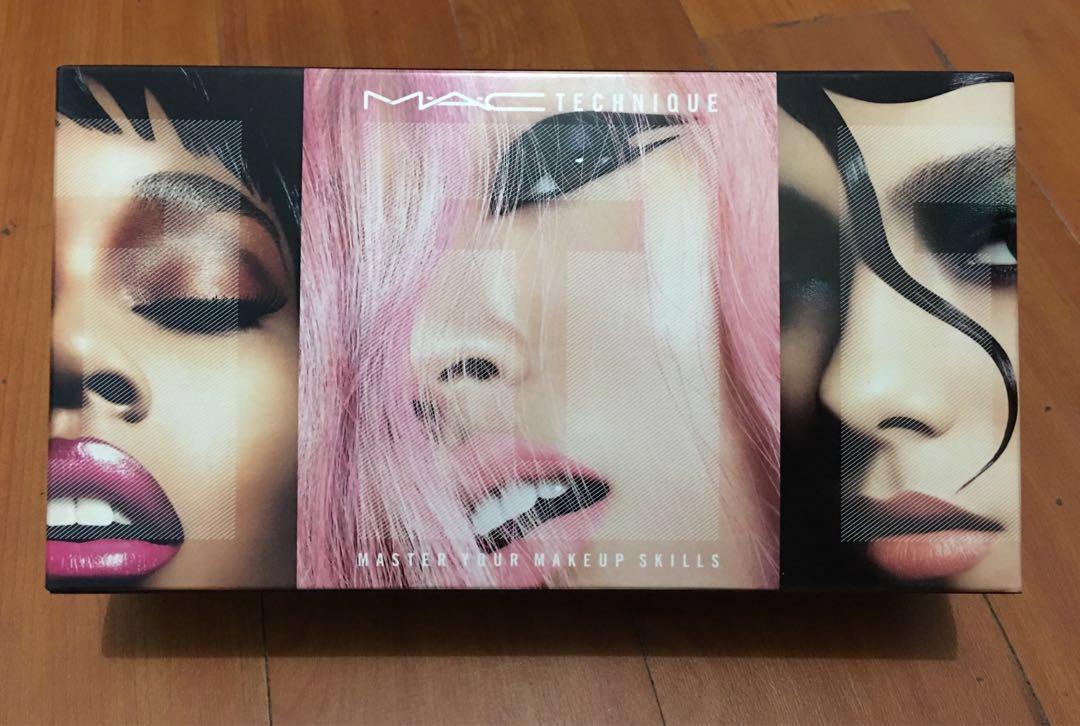 MAC Makeup Pouch (Category: Makeup) located in Quezon City. Submitted by faststone.ba186f (Listing ID 190351679, Image 1). Description: For Sale: MAC Makeup Pouch Brand New Never used Reason for selling: decluttering.
