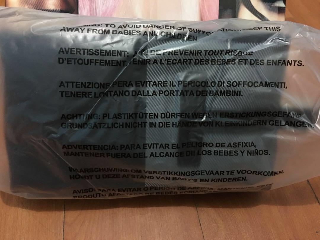 MAC Makeup Pouch (Category: Makeup) located in Quezon City. Submitted by faststone.ba186f (Listing ID 190351679, Image 3). Description: For Sale: MAC Makeup Pouch Brand New Never used Reason for selling: decluttering.