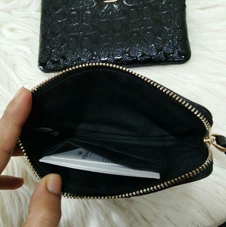 Coach Single Zip Wristlet (Category: Wallets & Card holders) located in Quezon City. Submitted by kellysht (Listing ID 190363427, Image 2). Description: Authentic 💯 Not for plus size phone.