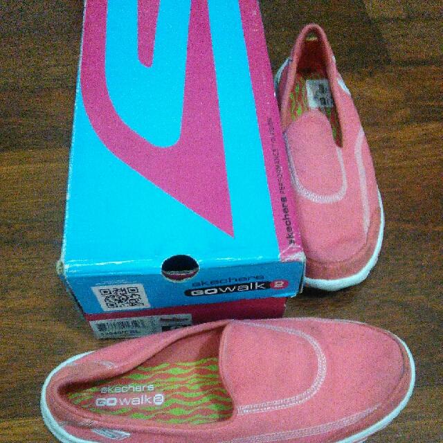 sepatu sport skechers