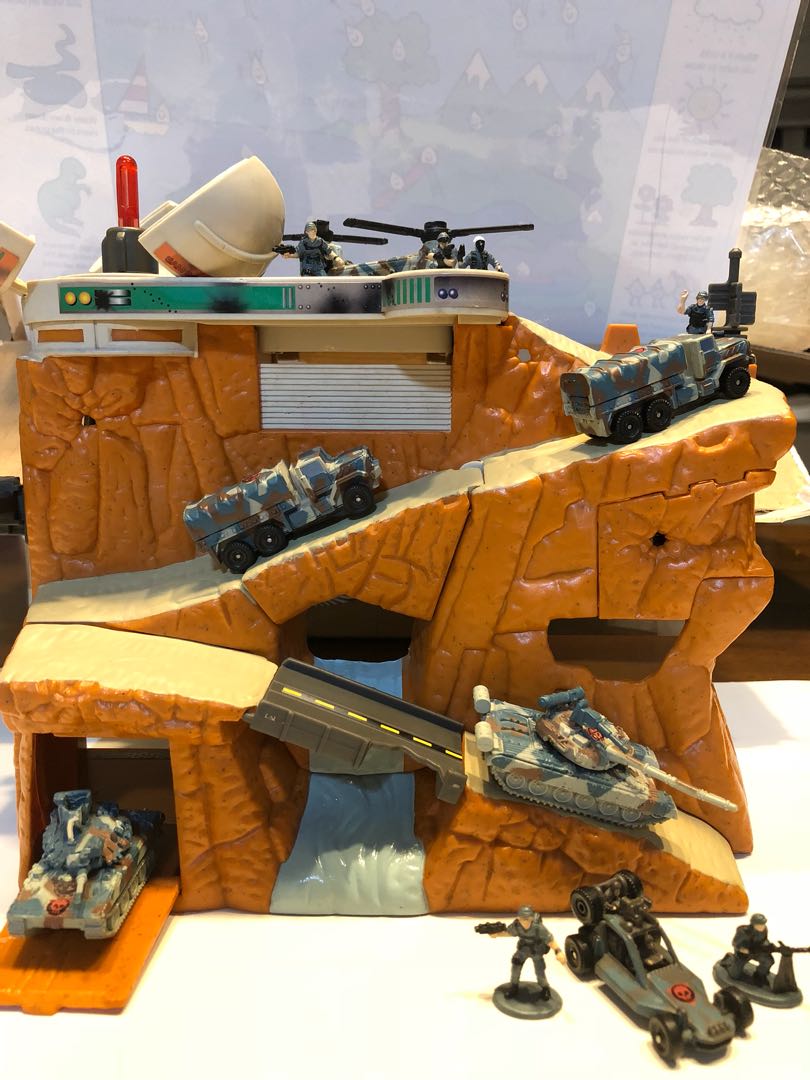 Vintage Micro Machines Military (Galoob) Eagle Peak Arsenal base