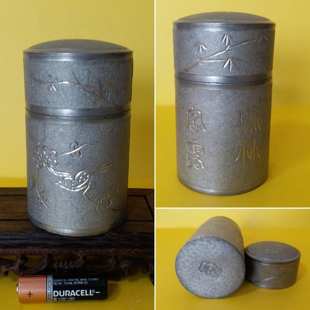 刻花鳥紋和文字錫茶葉罐 口徑约6 2cm 高約10 8cm 我看70 80年代 但各人眼力不一 對此物品的斷代大家也可能有出入 圖片只供参考 購買前看實物 了解清楚無疑後才成交 货品交收只限東鐵沿線火車站 已出價及被本店接納者 請在兩天內 用私訊留聯絡電話 約定交收 刻花鳥紋和文字錫茶葉罐 口徑约6 2cm 高約10 8cm 我看70 80年代 但各人眼力不一 對此物品的斷代大家也可能有出入 圖片只供参考 購買前看實物 了解清楚無疑後才成交 货品交收只限東鐵沿線火車站 已出價及被本店接納者 請在兩天內 用私訊留聯絡電話 約定交收