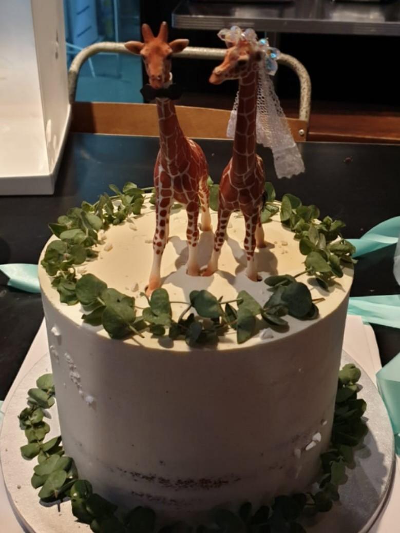 Giraffe Cake Toppers Wedding Food Drinks Baked Goods On Carousell