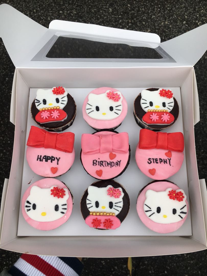 Hello Kitty Cupcakes Makanan Minuman Makanan Dibakar Di Carousell