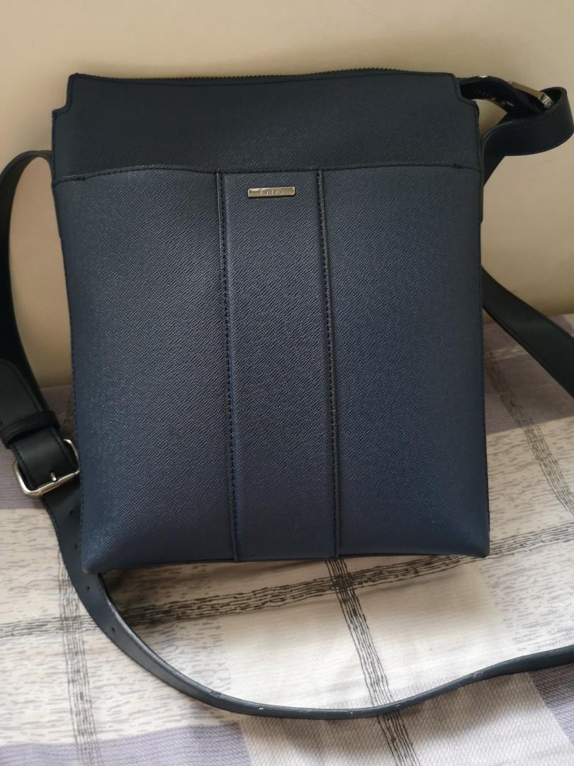 Brand new Authentic Pedro Navy Blue Sling Bag (Category: Wallets & Card Holders) located in Manila. Submitted by maltaaiko (Listing ID 190755245, Image 1). Description: Authentic Pedro Sling Bag With Tag Text me at 09158886678 for faster transaction.