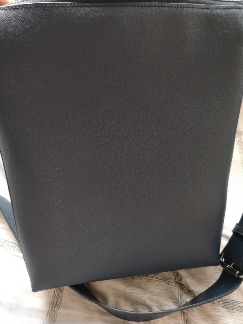 Brand new Authentic Pedro Navy Blue Sling Bag (Category: Wallets & Card Holders) located in Manila. Submitted by maltaaiko (Listing ID 190755245, Image 3). Description: Authentic Pedro Sling Bag With Tag Text me at 09158886678 for faster transaction.